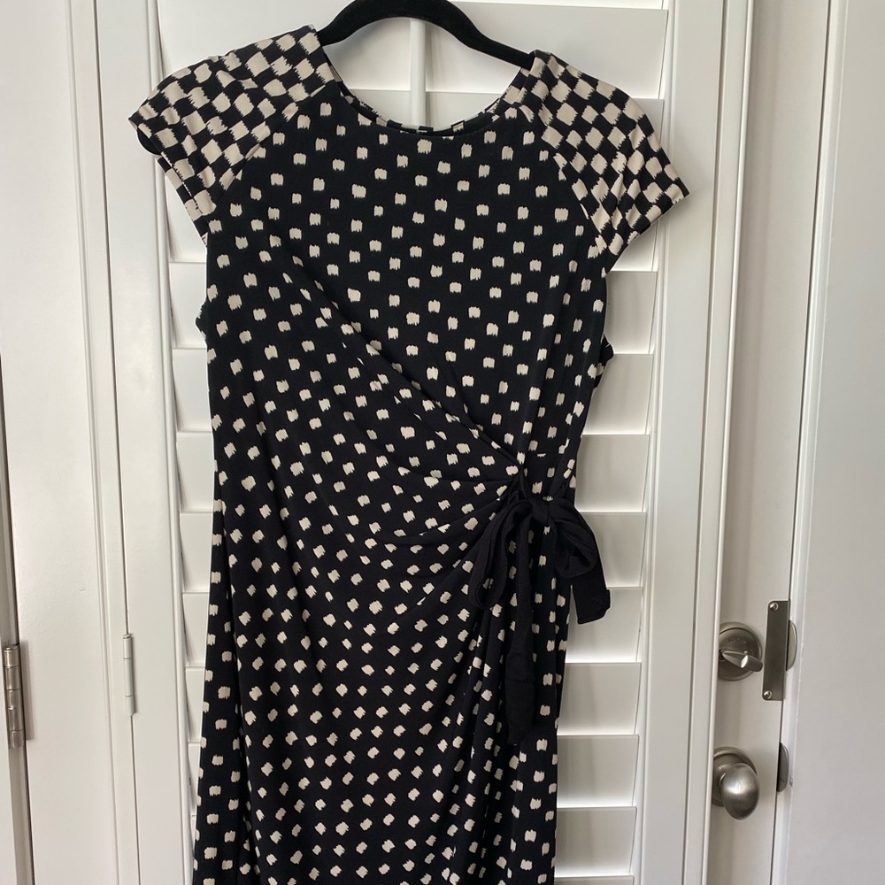 Black/Tan, side ruching and tie. Cap sleeves. Size 8.